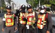 泰国警察不开罚单而改送玫瑰花？！