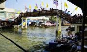 来泰国旅游体验原生态的安帕瓦水上市场