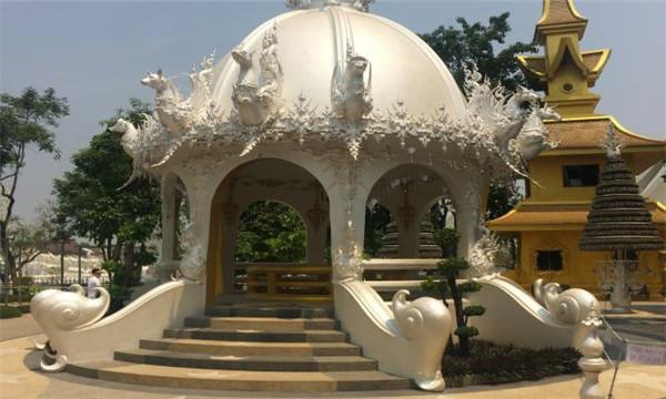 泰国白庙的纯洁之美