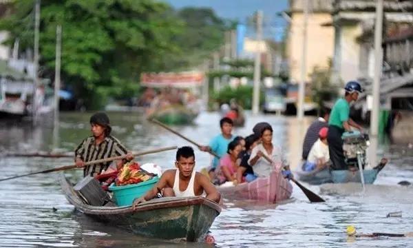雷雨风暴袭击泰国，曼谷秒变水上市场