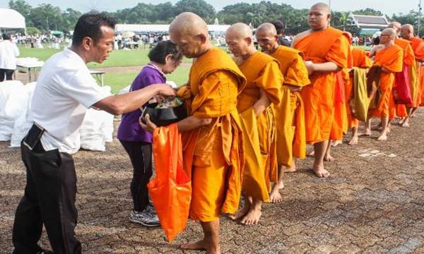 泰国佛统府989名僧人接受民众布施！
