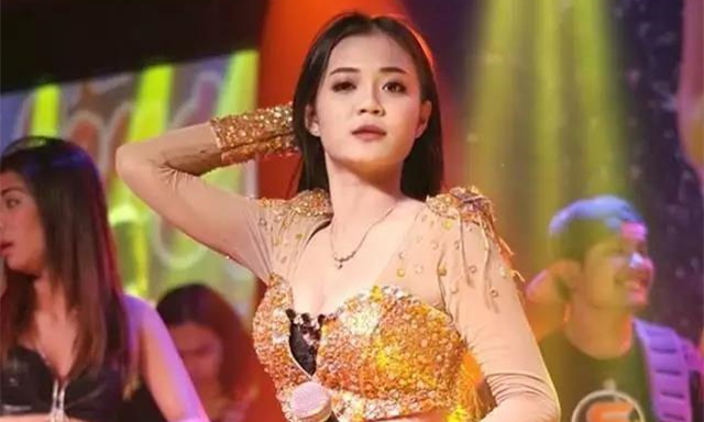 马里奥拒与泰国性感女歌手Lamyai拍电影，龙眼表示非常伤心3.jpg