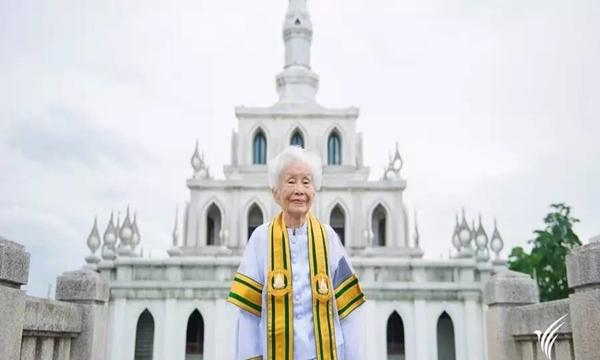 泰国有位91岁老奶奶大学毕业啦，可喜可贺！