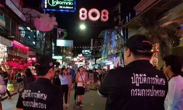 泰国芭提雅步行街遭突击检查2.jpg