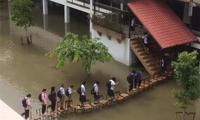 学校被淹，泰国学生这样去上课1.jpg