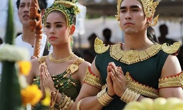 泰国女神Yaya和Nadech身穿经典服装翩翩起舞祭祀娜迦神3.jpg