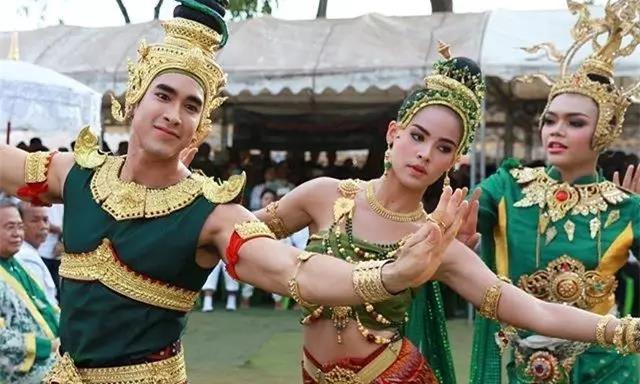 泰国女神Yaya和Nadech身穿经典服装翩翩起舞祭祀娜迦神2.jpg