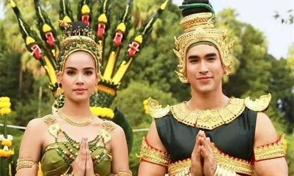 泰国女神Yaya和Nadech身穿经典服装翩翩起舞祭祀娜迦神1.jpg