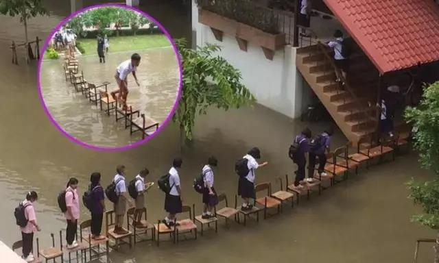 学校被淹，泰国学生这样去上课.jpg