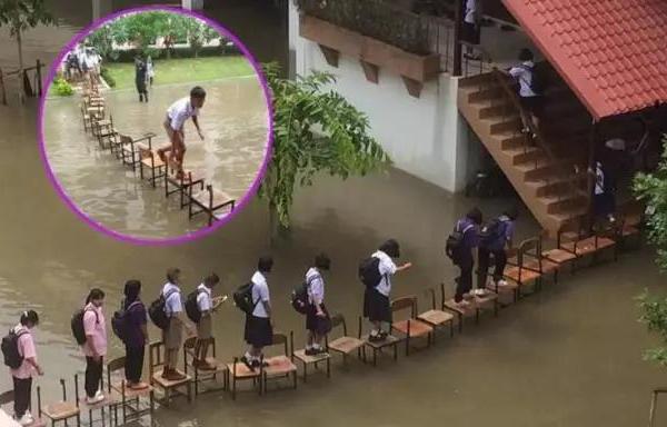 学校被淹，泰国学生这样去上课