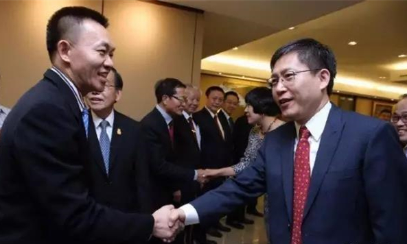 “ 中国驻泰王国特命全权大使 ”吕建阁下抵泰国，受在泰华人华侨热烈欢迎1.jpg