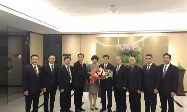“ 中国驻泰王国特命全权大使 ”吕建阁下抵泰国，受在泰华人华侨热烈欢迎3.jpg