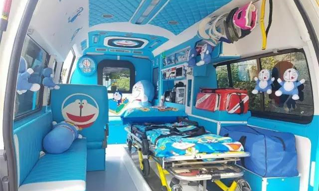 泰国华裔开着哆啦A梦救护车去救人一干就是24年3.jpg