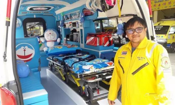 泰国华裔开着哆啦A梦救护车去救人一干就是24年.jpg