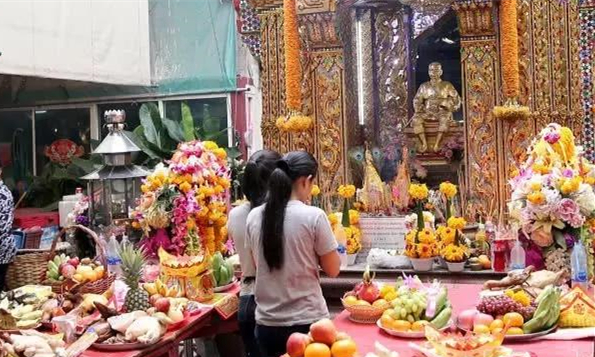 中元节鬼开大门,泰国华人也在忙着祭祀祖先1.jpg