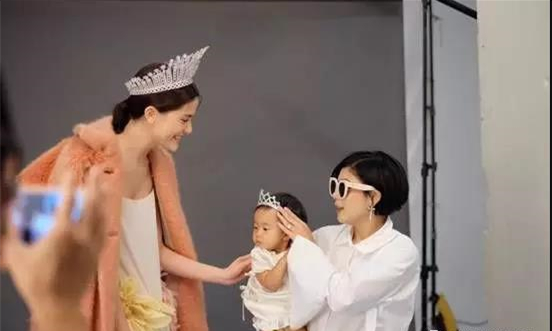 2017环球小姐冠军玛莉亚携手泰国国民女儿拍摄时尚大片6.jpg