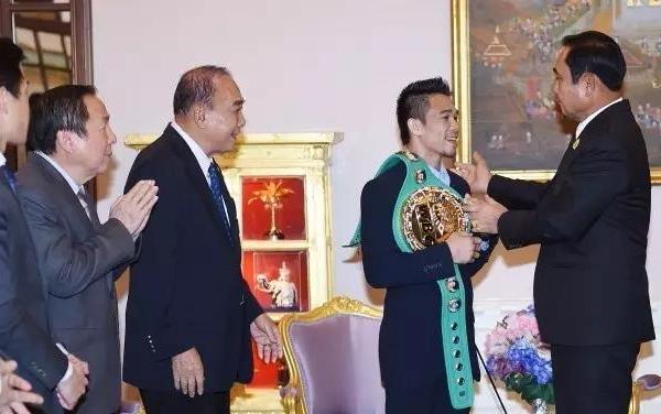 总理巴育亲自约见泰国新拳王，还送了结婚礼物！