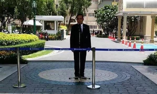 这就尴尬了！记者都去躲太阳了，只剩泰国总理站在那讲话....