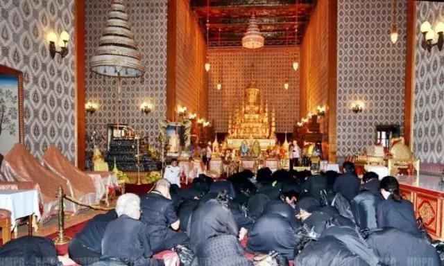 泰国宫务处：9月30日将停止民众赴大皇宫吊唁九世国王1.jpg