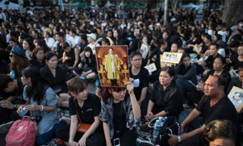 泰国宫务处：9月30日将停止民众赴大皇宫吊唁九世国王4.jpg