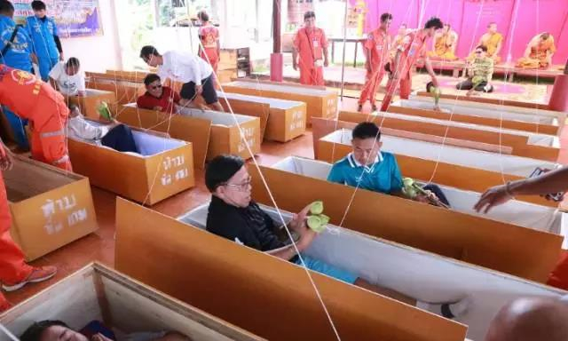 无奇不有！泰国呵叻府几千人竟争相玩起了睡棺材3.jpg