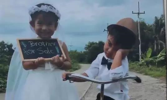 泰国4岁龙凤胎结婚，其父母还专门准备了现金、金项链等作为彩礼4.jpg