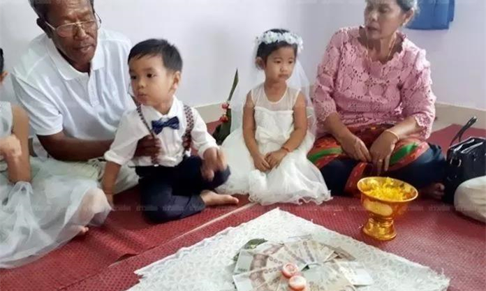 泰国4岁龙凤胎结婚，其父母还专门准备了现金、金项链等作为彩礼.jpg