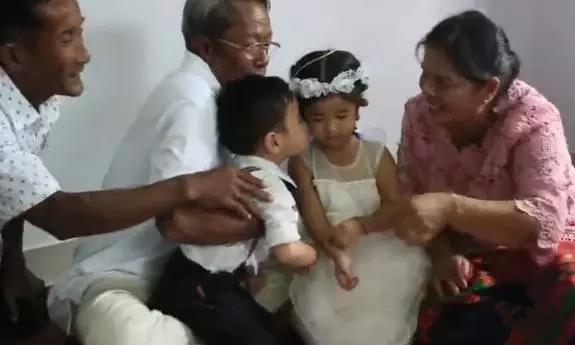 泰国4岁龙凤胎结婚，其父母还专门准备了现金、金项链等作为彩礼2.jpg