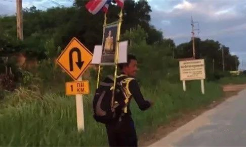 泰国男子跑步1千多公里 至曼谷 只为见九世王最后一面.jpg
