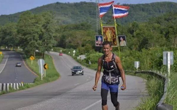 泰国男子跑步1千多公里至曼谷只为见九世王最后一面