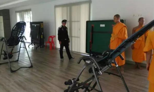 这个泰国僧人看来要“火”，浑身都是肌肉和健身教练有的一比！1.jpg