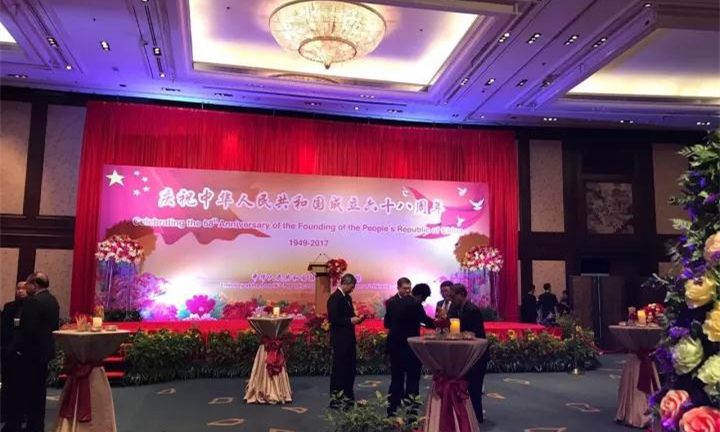 中国驻泰国使馆举办国庆68周年酒会，华人华侨等逾千人出席.jpg