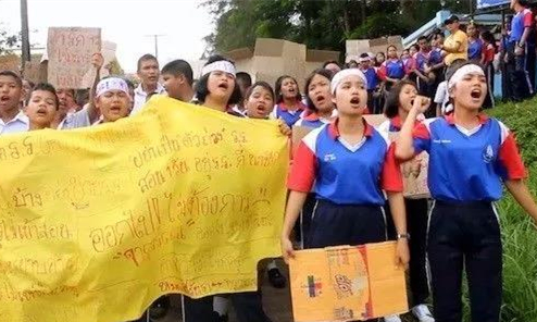 泰国老师爱穿超短裙，遭全校师生围攻轰出校门美女.jpg