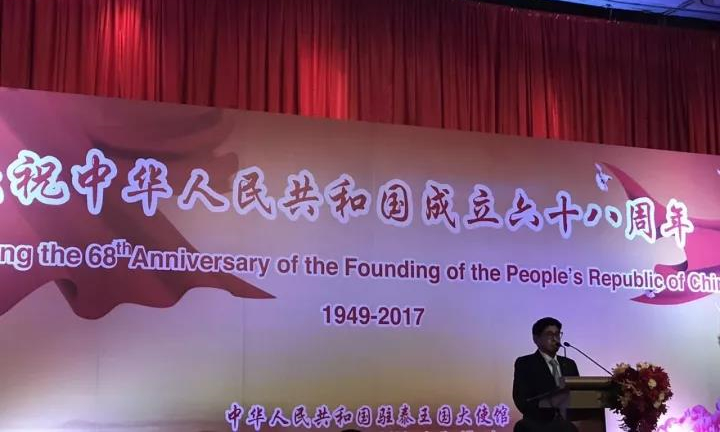 中国驻泰国使馆举办国庆68周年酒会，华人华侨等逾千人出席2.jpg