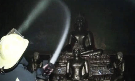 泰国大城佛殿失火，胜魔佛像流泪了！2.jpg