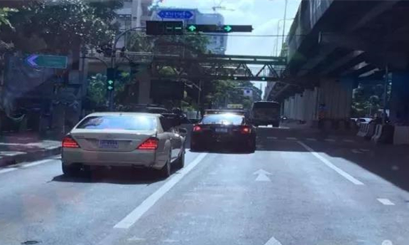 诗琳通公主主动为救护车让路，泰国网友感动不已！1.jpg