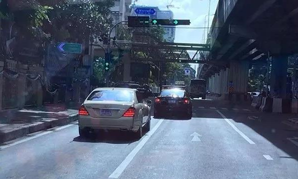 诗琳通公主主动为救护车让路，泰国网友感动不已！3.jpg