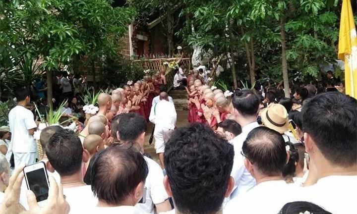 泰国高僧在洞中闭关修行3年，出山后受万人迎接膜拜8.jpg