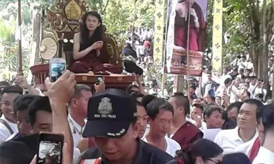 泰国高僧在洞中闭关修行3年，出山后受万人迎接膜拜6.jpg