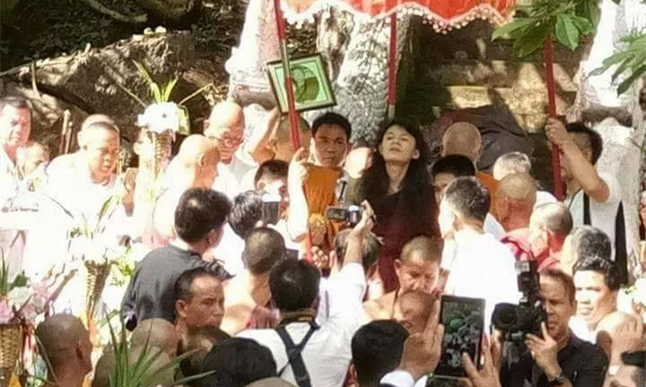 泰国高僧在洞中闭关修行3年，出山后受万人迎接膜拜2.jpg
