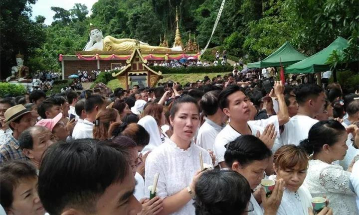 泰国高僧在洞中闭关修行3年，出山后受万人迎接膜拜7.jpg