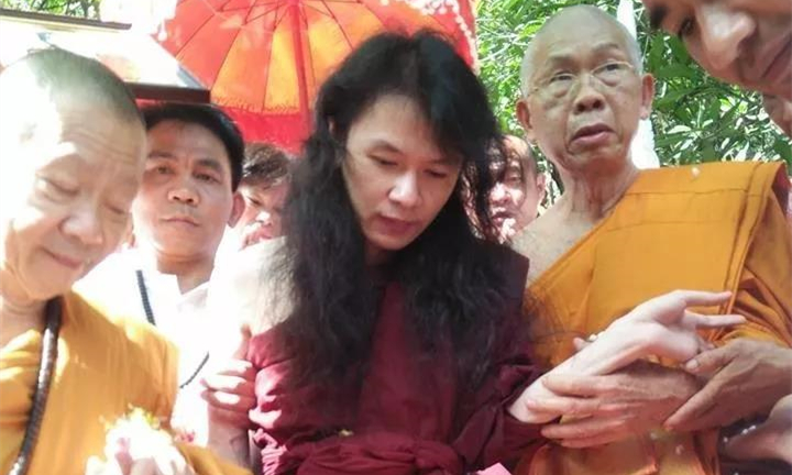 泰国高僧在洞中闭关修行3年，出山后受万人迎接膜拜5.jpg