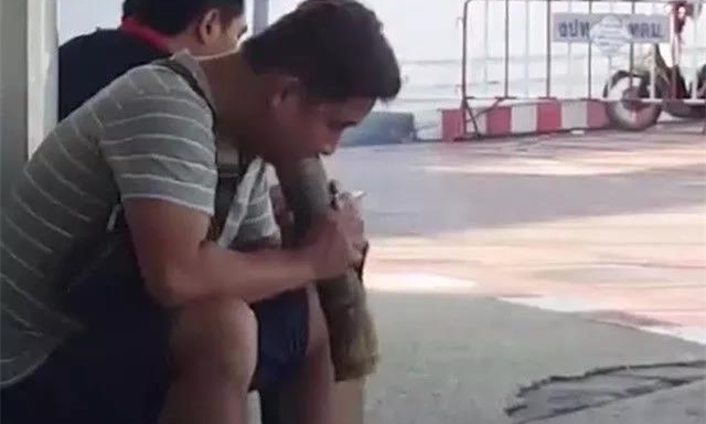 中国游客在机场吸竹筒水烟吓坏泰国网友！2.jpg