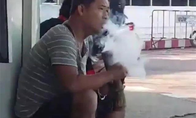 中国游客在机场吸竹筒水烟吓坏泰国网友！1.jpg