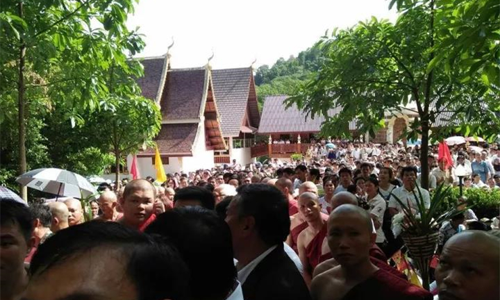 泰国高僧在洞中闭关修行3年，出山后受万人迎接膜拜1.jpg