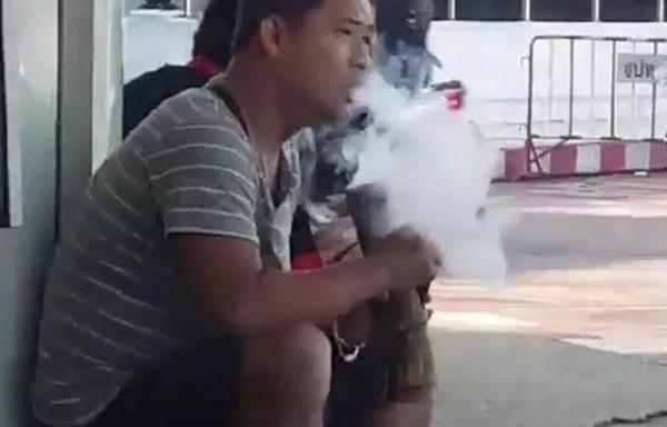 中国游客在机场吸竹筒水烟吓坏泰国网友！