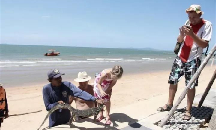 泰国芭提雅中天海滩惊现鳄鱼吓坏游客？然而事实是这样的.....1.jpg