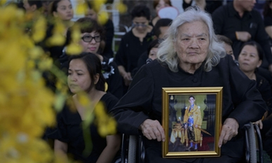 中国驻泰国大使馆再次提醒来泰中国游客遵守普密蓬国王葬礼期间相关规定1.jpg