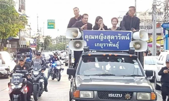 国丧期间，泰国女政客满脸笑容上街巡游引民愤.jpg