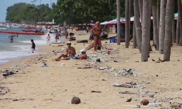 泰国芭提雅中天海滩，老外竟躺在垃圾堆里享受日光浴？4.jpg